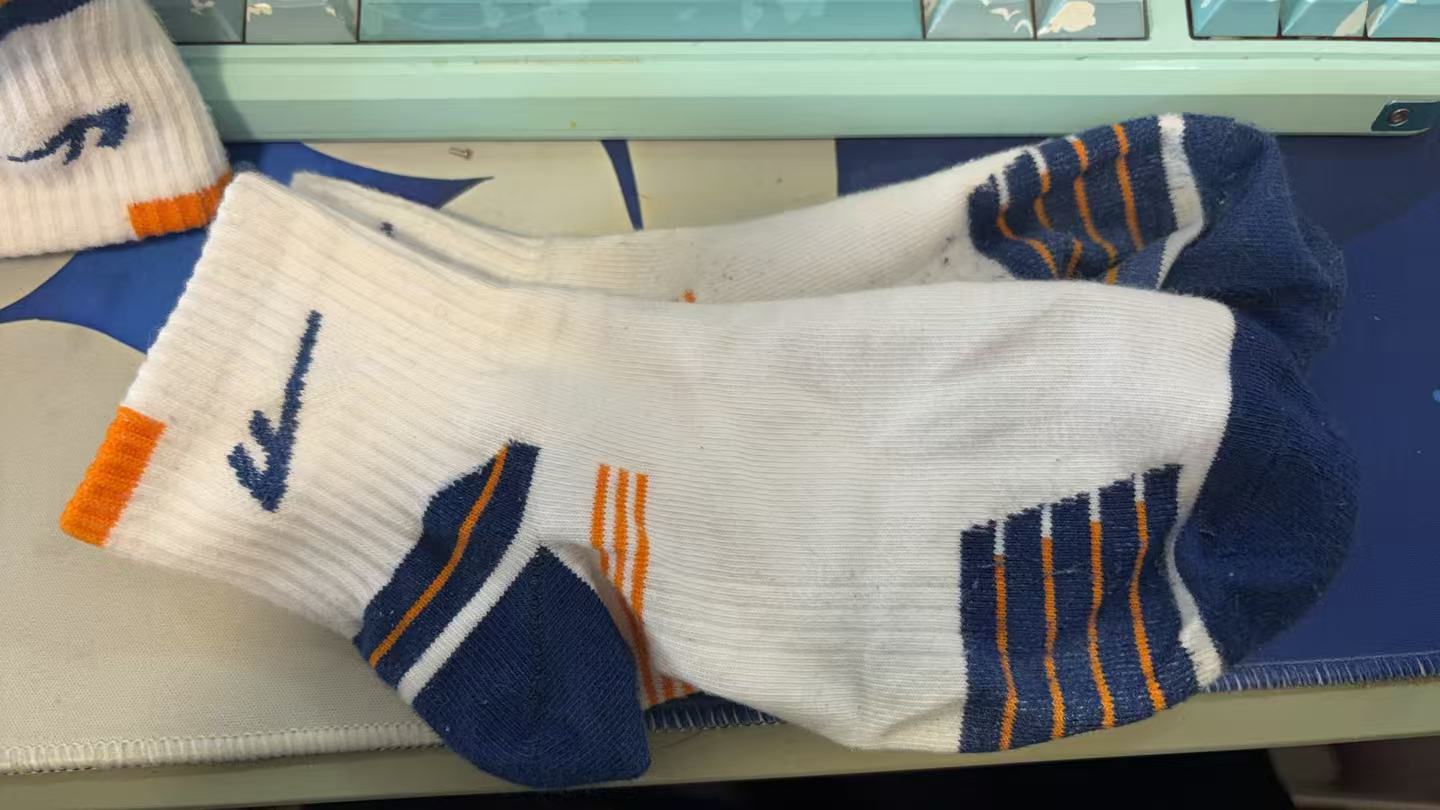 路南穿过的小袜子